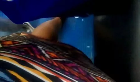 Bez zdejmowania butów połóż się na kanapie, aby filmy erotyczne za darmo w hd się masturbować
