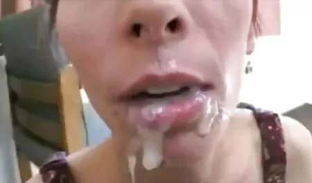 Dziewczyna wyobraża sobie, że darmowe filmiki porno do obejrzenia jest kochanką i karze mężczyznę