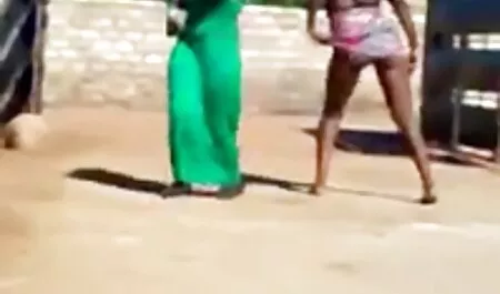 Dziewczyna ukrywa się za walizką i filmy erotyczne polskie za darmo fucks jej spodnie, aby SIKU