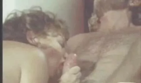 Umieść grzebień z kurczaka wewnątrz odbytu przed gwałt darmowe filmy erotyczne lustrem