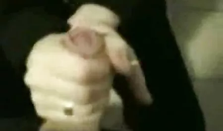 Dziewczyna udaje darmowe bardzo ostre filmy porno przed obrazem