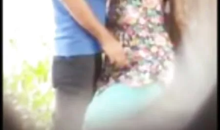 Z poetą jęczy, wisząc na filmy porno za darmo do pobrania krześle.