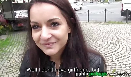 Ta filmy porno w hd za darmo dziewczyna siedzi przy stole na dole