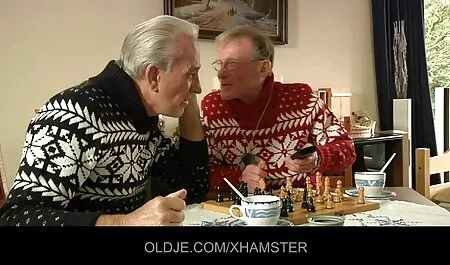 Chuda dziewczyna ćwiczy w filmki erotyczne za darmo leginsach i jodze na strychu, a następnie pieprzy
