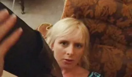 Walenie konia erotycne filmy na kanapie w kuchni