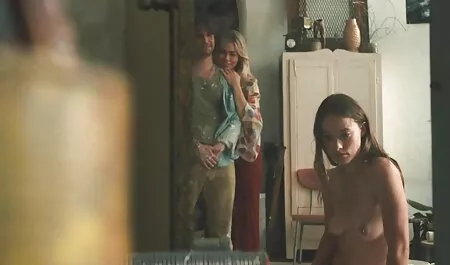 Czerwona ciotka przebrała się w krzaki. darmowe krotkie filmy porno