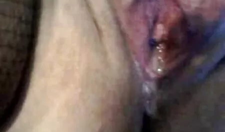 Dziewczyna w za darmo filmy pornograficzne lesie liże nogi swojego kochanka