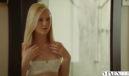 Cutie Julia ciągnie członek erotyka fimiki