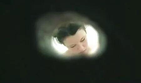 Pchnęła studenta, aby zobaczyć go erotyczne darmowe filmy w łóżku
