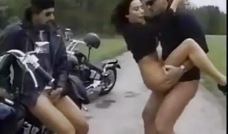 Aby darmowe filmy erotyczne w internecie przekazać raport, szef czołgał się do biura.